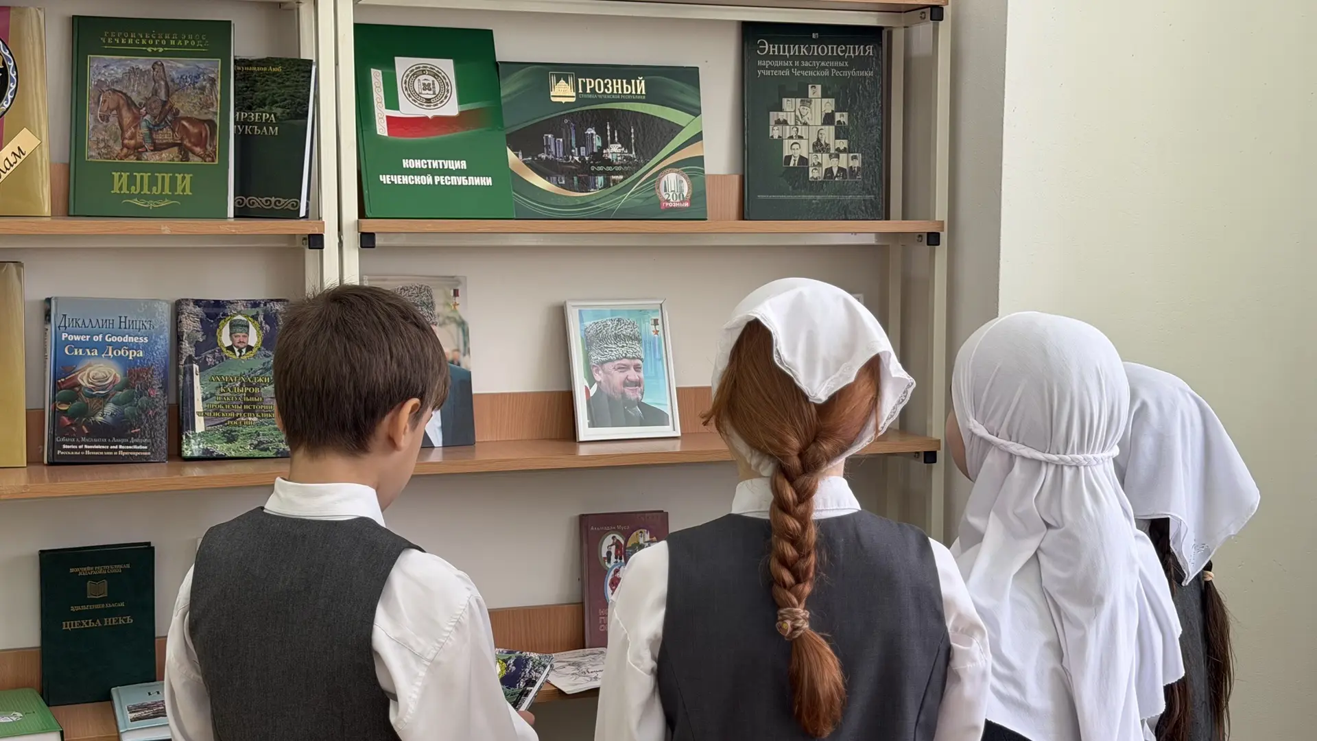 Книжную выставку "Мы помним и не  забудем" провела Ахматова М. А.