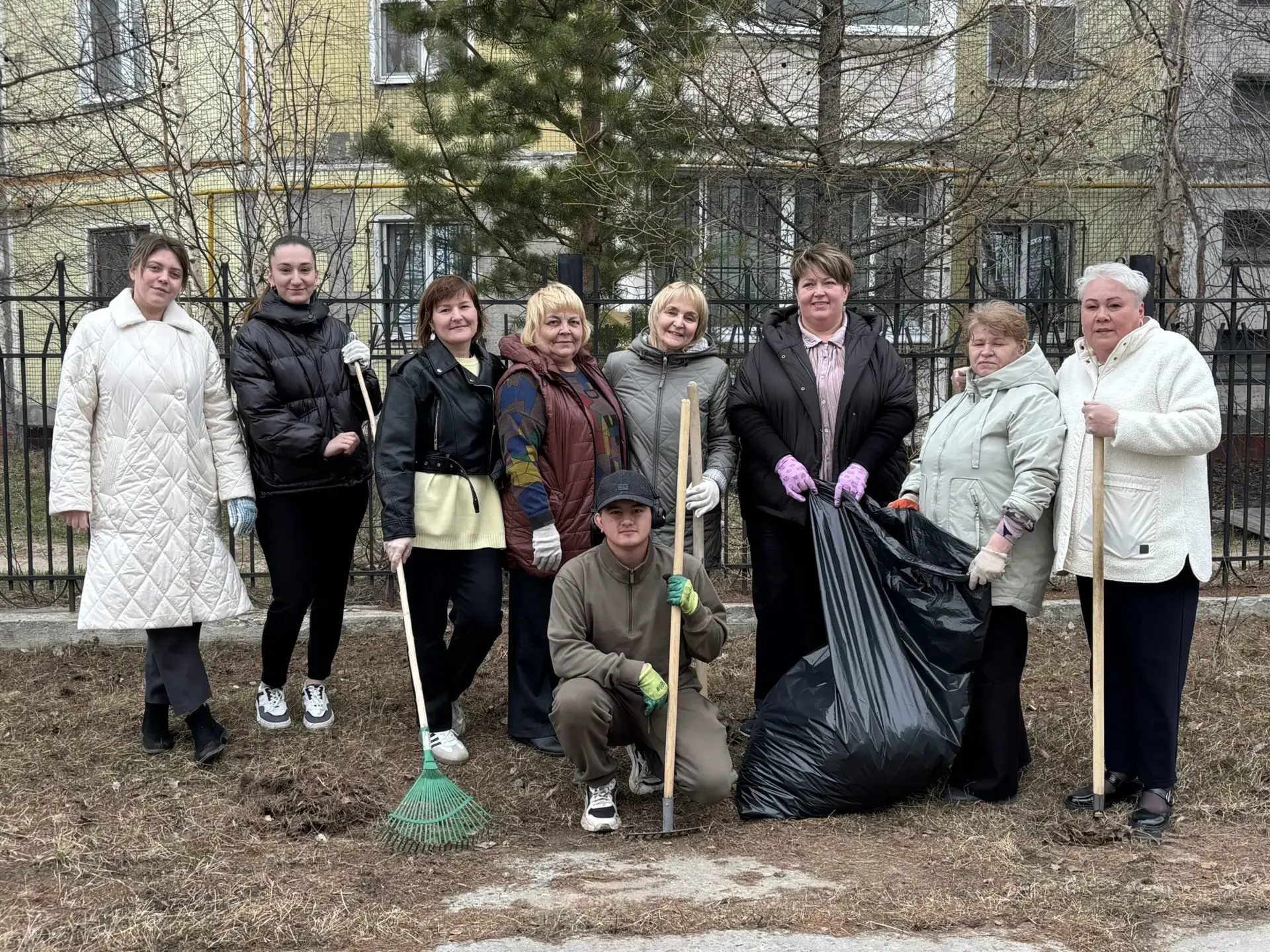 #СУББОТНИК  🍃Сегодня наши учителя и работники вышли на субботник!  📍Вместе привели в порядок террито