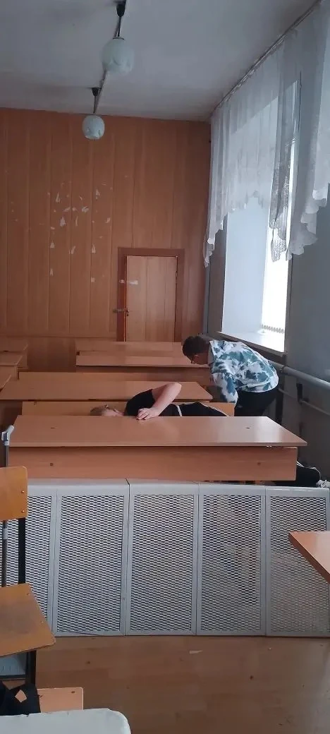 Уроки и перемены закончились, но в школе все еще шумно и весело. Школьники приходят на ...