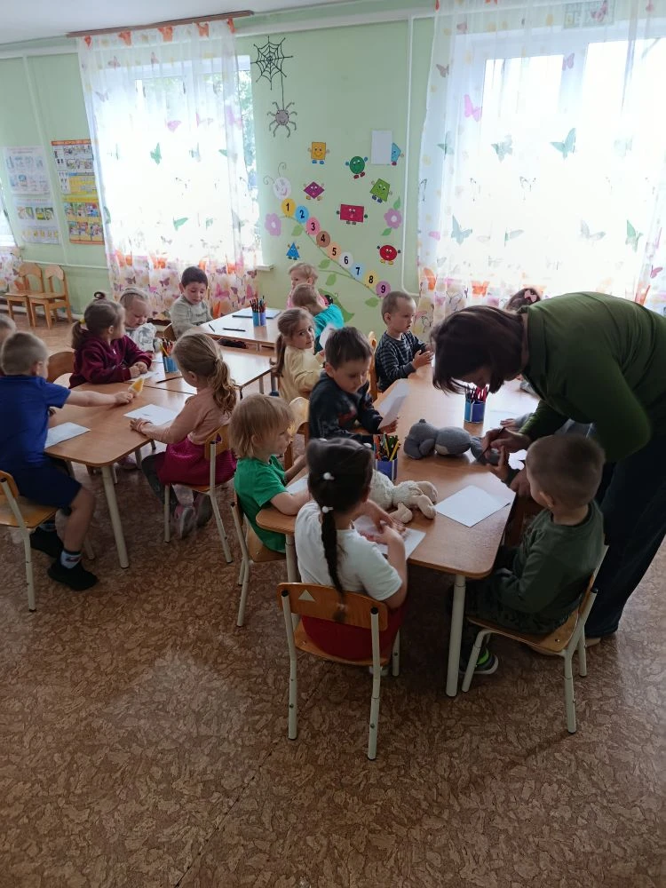 Учимся рисовать "Веселого паучка" (младшая группа).