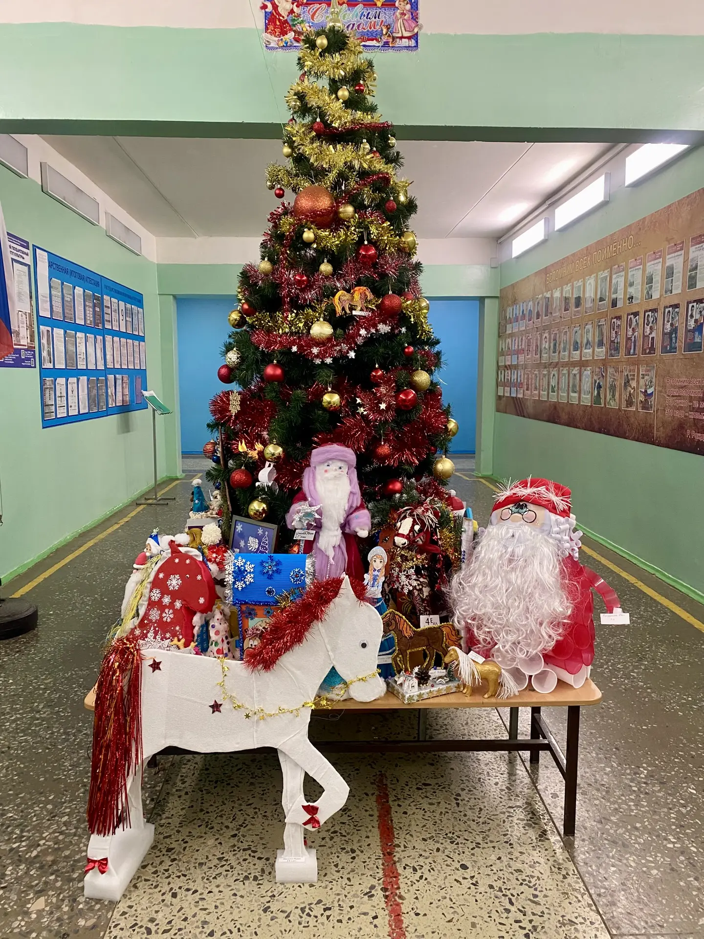 Продолжаем наш новогодний марафон!  Благодаря ученикам начальных классов, их родителям и педагогам, 