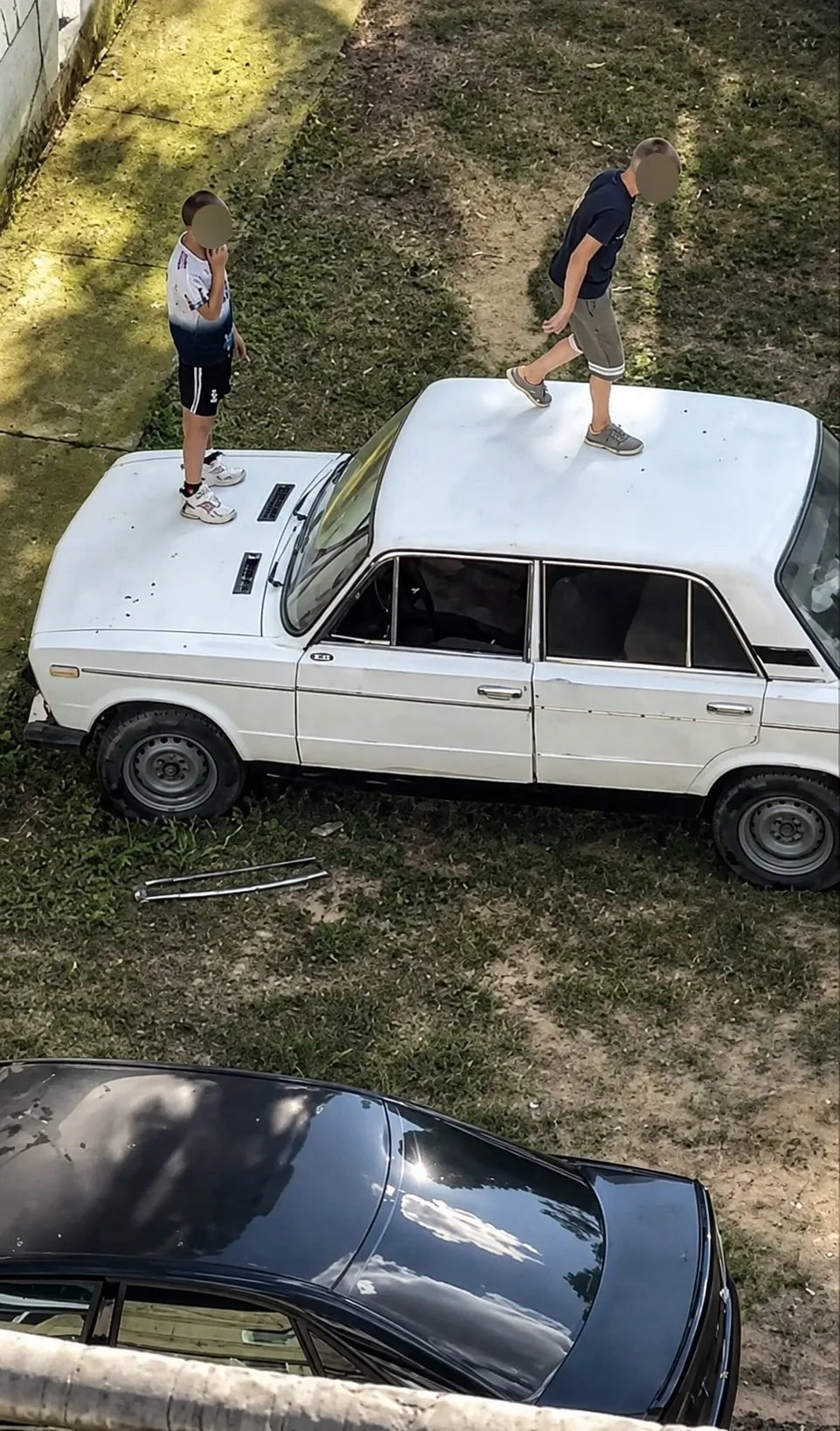 Как относитесь к тому, что дети бегают по чужим машинам, а так же применяют к ним физич...