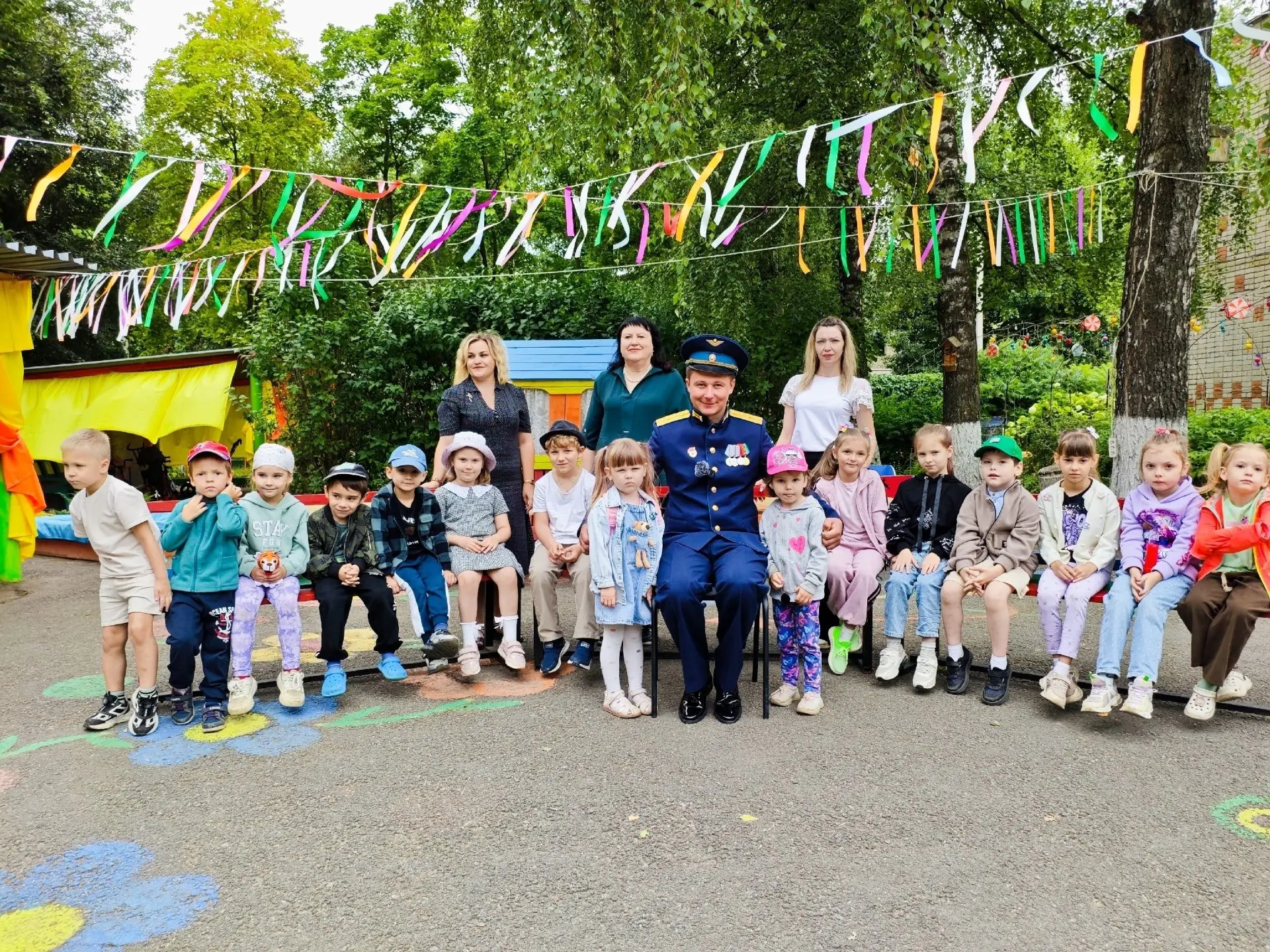 🎖️Урок мужества: встреча с настоящим Героем

В детском саду №34 города Ельца произошло особенное со