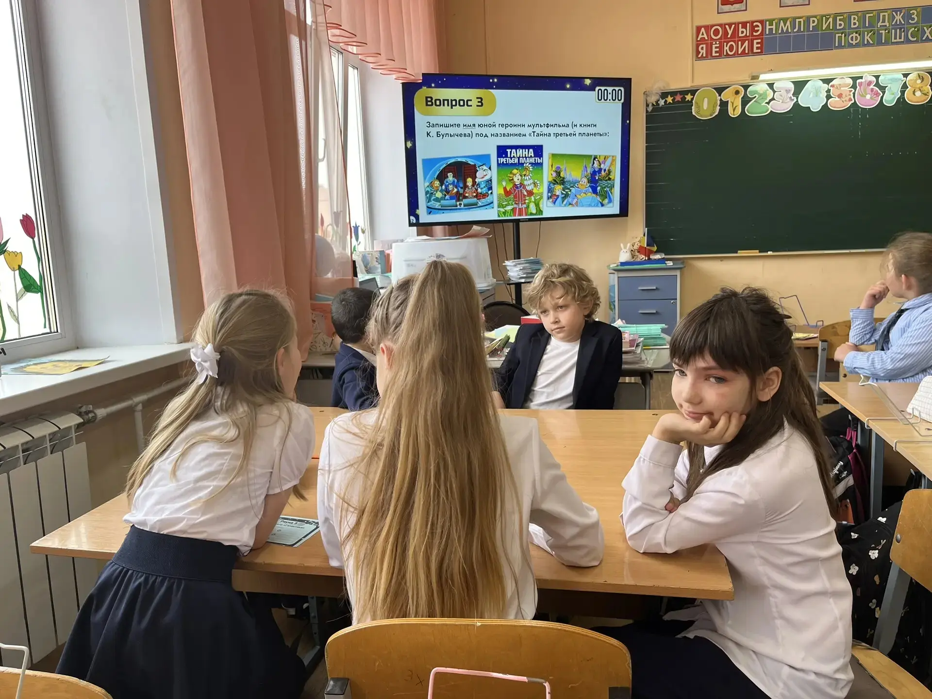 После каникул второй «В» класс отправился в настоящее космическое путешествие, не выходя из школы! М