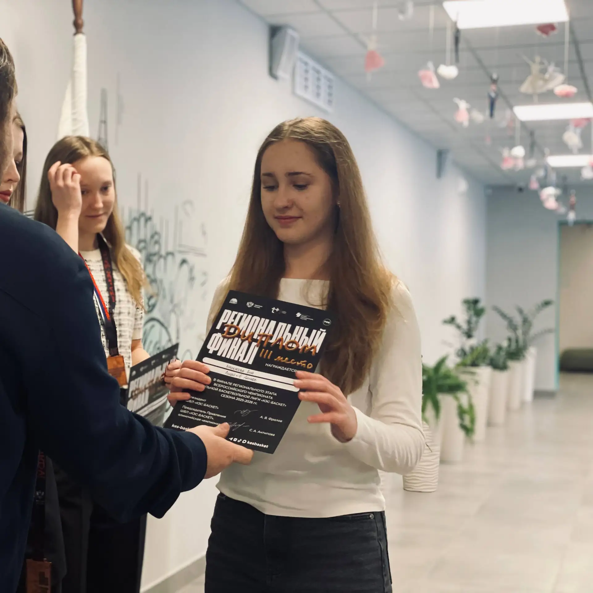 🎉 Неделя в лицее началась с яркого старта! 🎉  С чего начинается неделя в Шестом? С торжественной лин