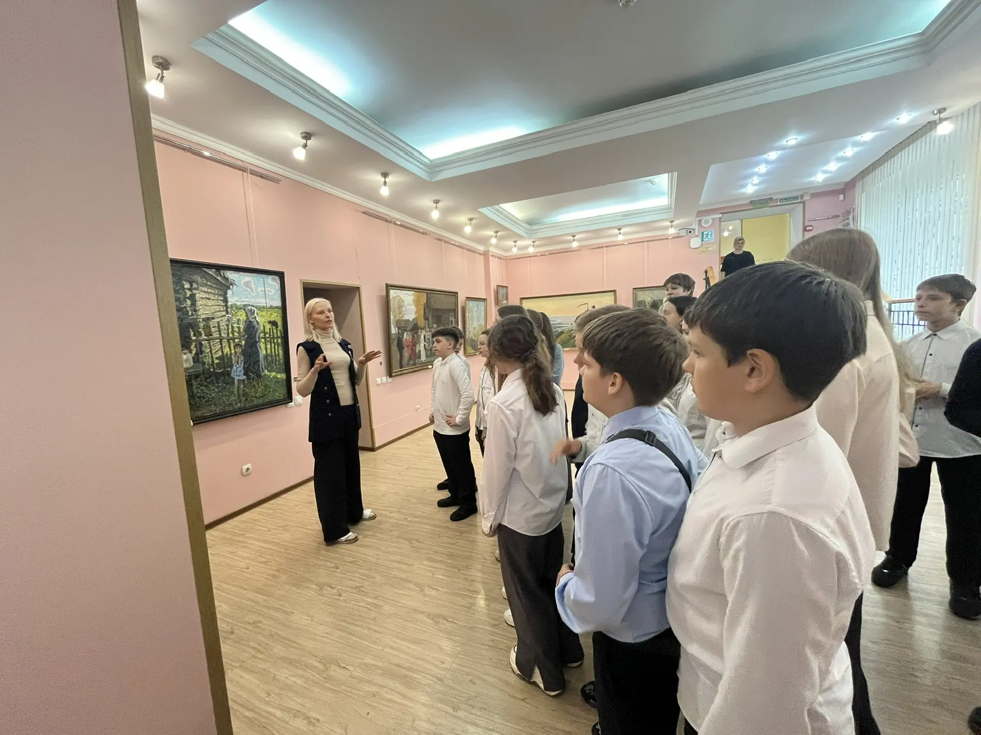 🏛 Экскурсия в музей братьев Ткачёвых: 5 «А» открывает мир искусства! 🖼✨  Ученики 5 «А» класса побыва