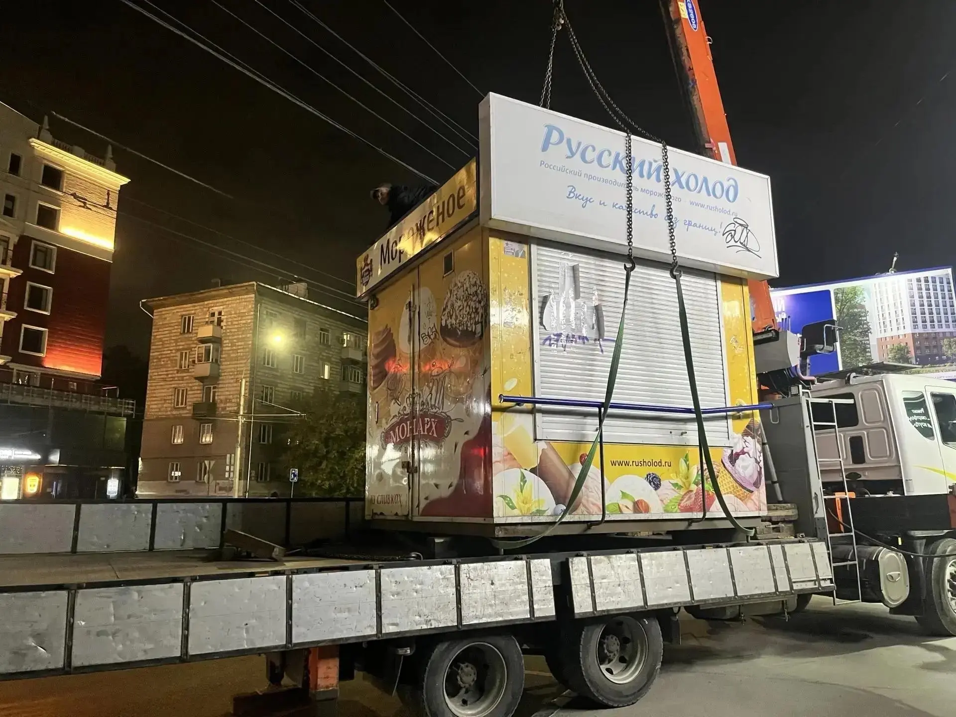 В Новосибирске продолжается демонтаж незаконных киосков.