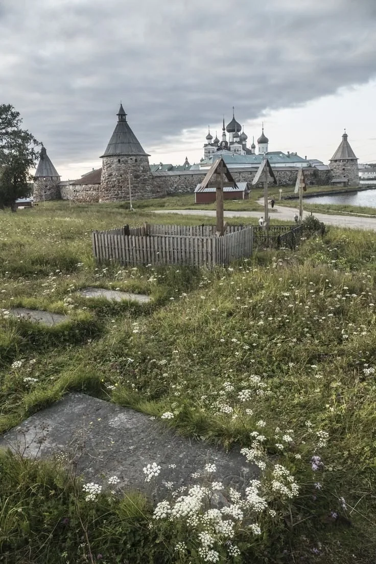 Ра‌доница – день особого всецерковного поминовения усопших. Происходит от слова радость – т.к. всегд