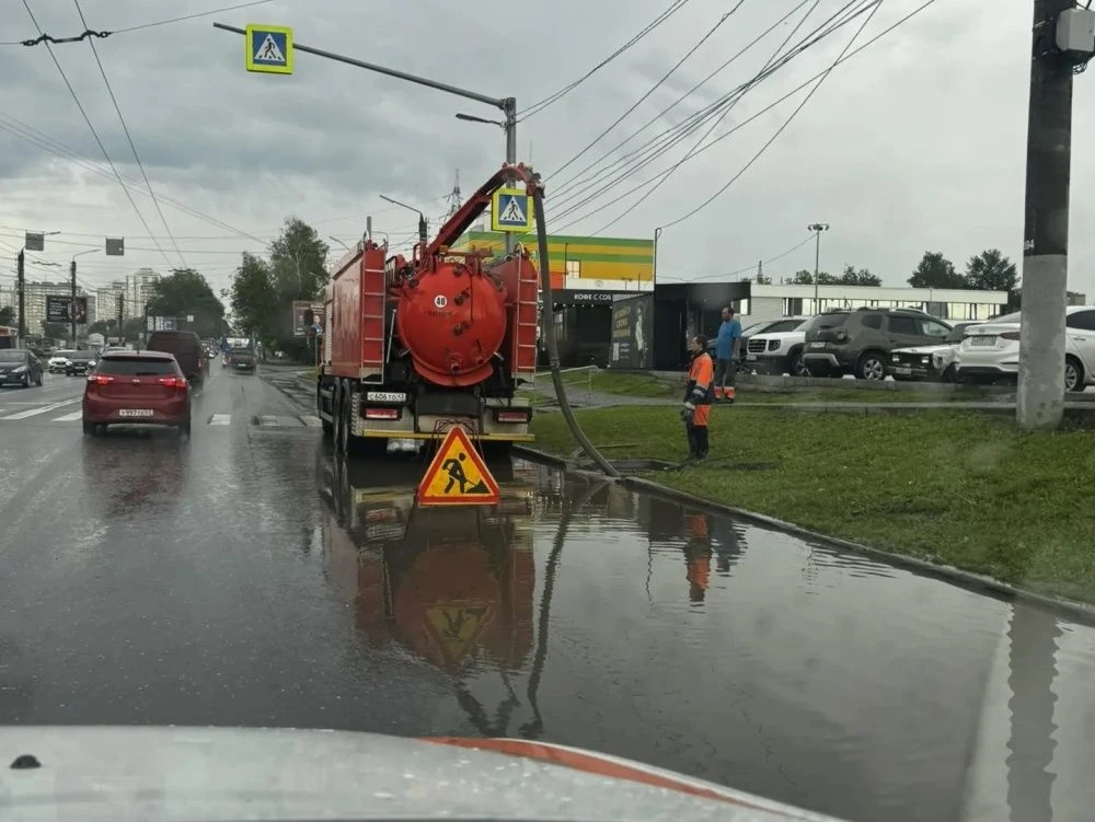 В Кирове устраняют последствия сильных ливней

Из-за ливней в городе затопило несколько участков ули
