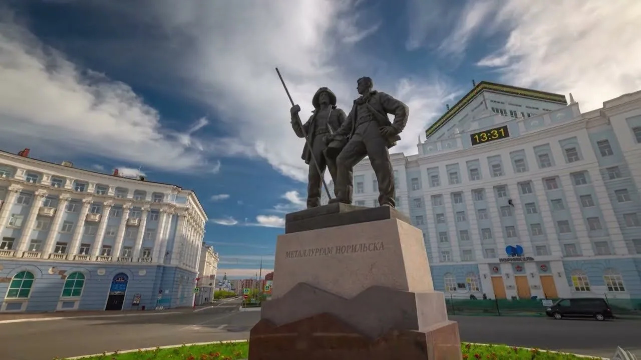 🏙️⛏️ Дорогие ученики, родители и педагоги СШ № 32! Поздравляем вас с Днём города и Днём металлурга!