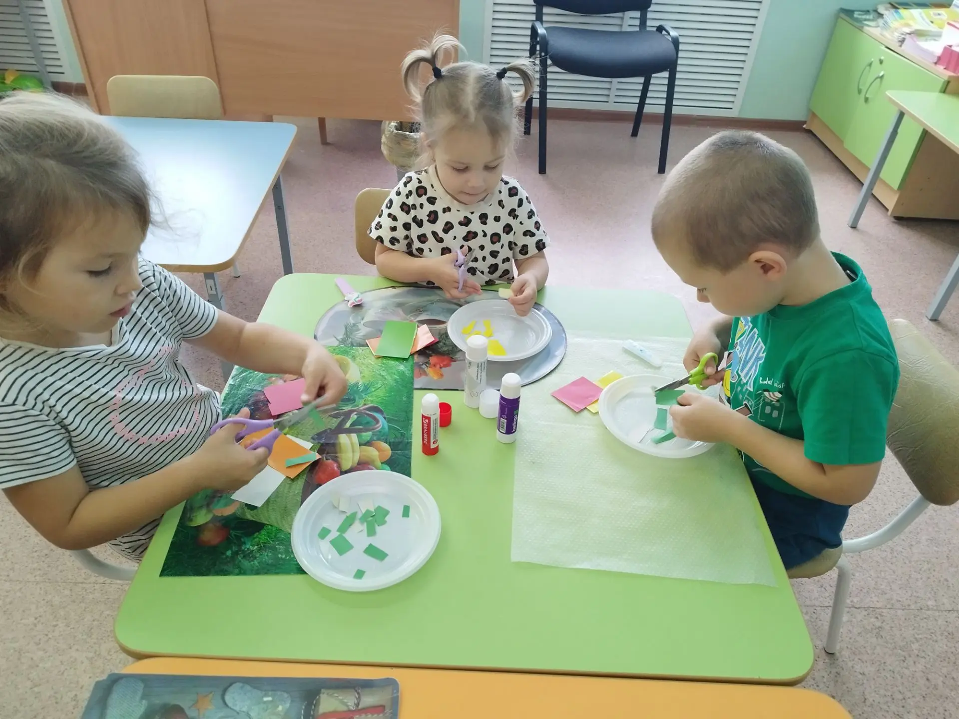 Сегодня в средней группе "Почемучки" прошло увлекательное и творческое занятие по аппли...