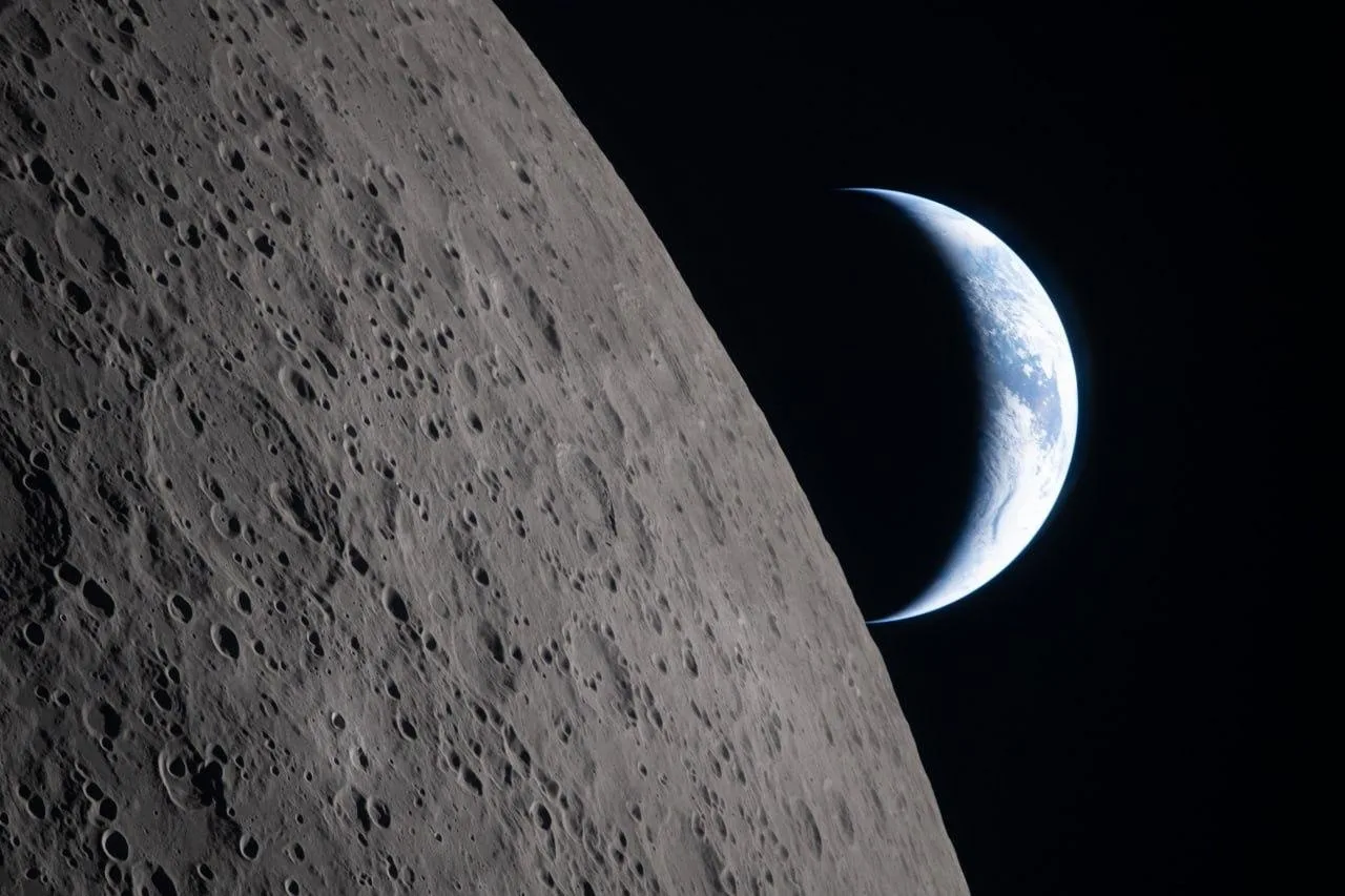 Астронавты NASA вернулись на Землю после первого за 54 года облёта Луны. Этой ночью корабль успешно 