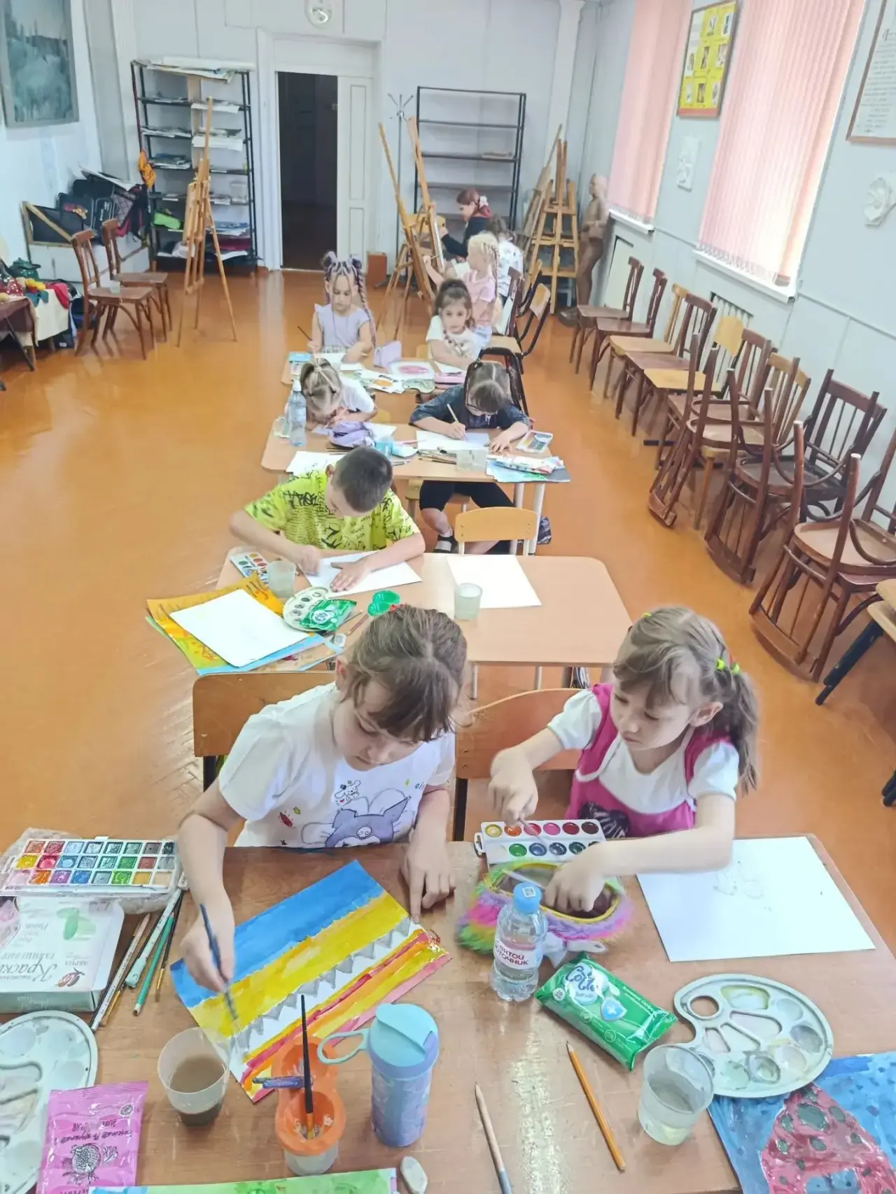 🎨В нашей школе начались вступительные испытания на художественное отделение. За мольбертами — будущ