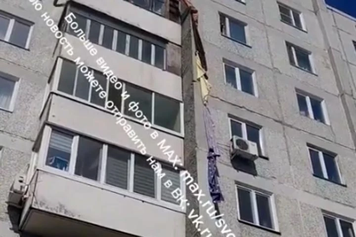❗️В Абакане по Торговой молодая женщина разбилась насмерть, спускаясь с 8 этажа по прос...
