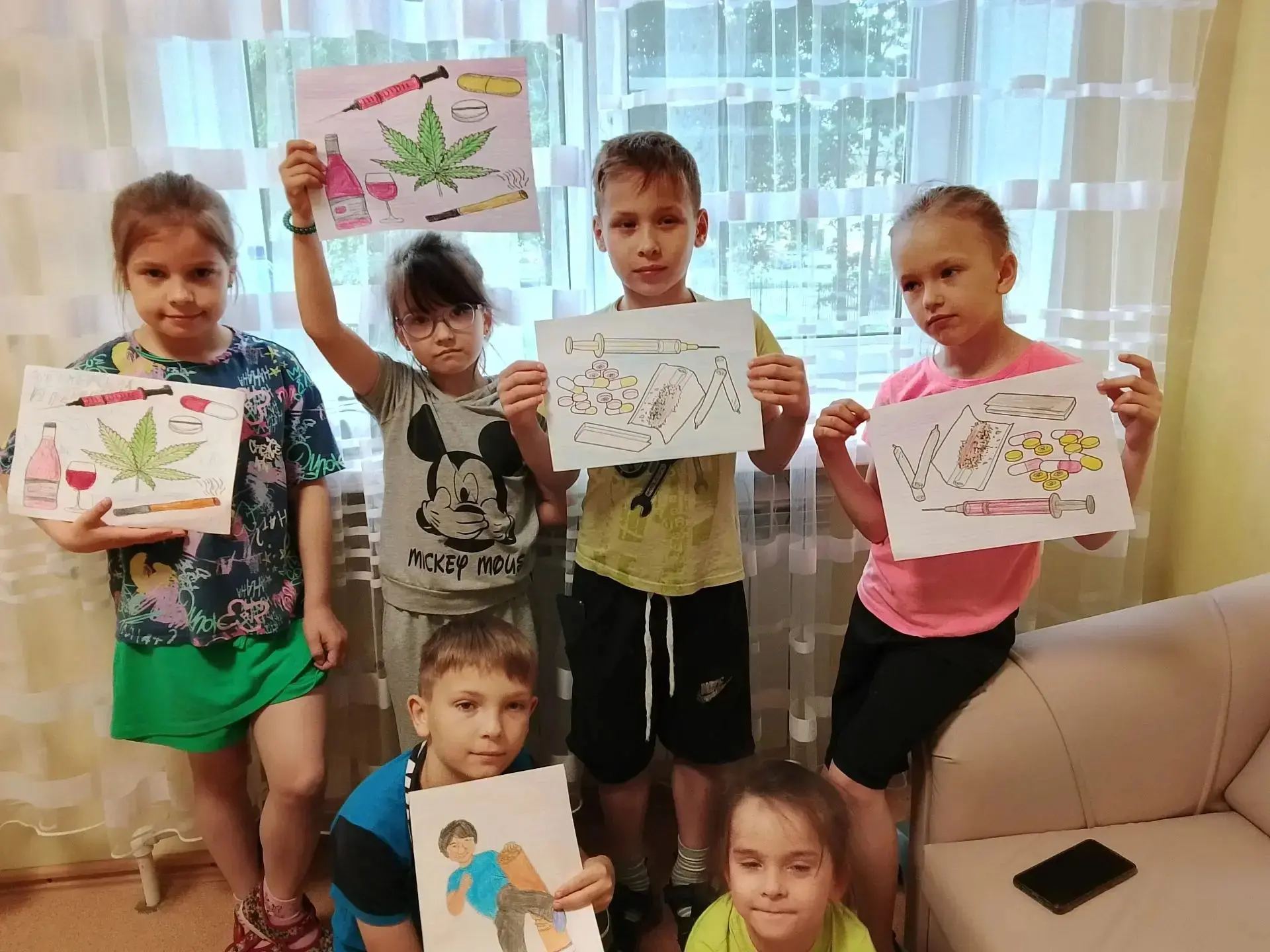 Зачем нам асфальт, когда есть бумага? 🖍️☔

Сегодня мы планировали раскрасить двор яркими красками в