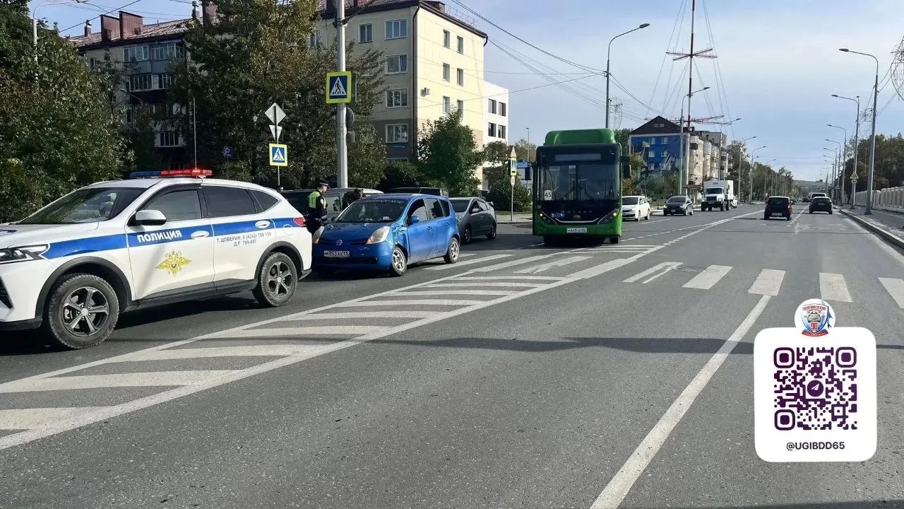 🚌В Южно-Сахалинске Nissan Note столкнулся с маршрутным автобусом Yutong
