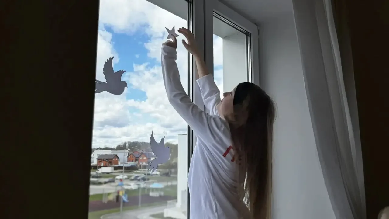 ⭐ ПЕРВЫЕ нашей школы присоединились к акции "Окна Победы" ⭐  🧷Активисты приняли участие в украшении 