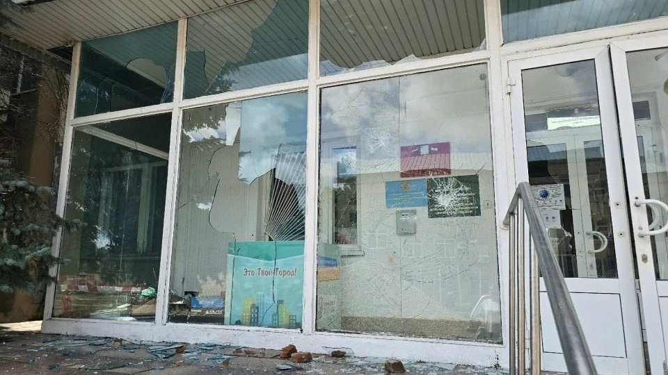 🚨 В Красноармейске неизвестный повредил входную группу районной администрации

В здании районной ад