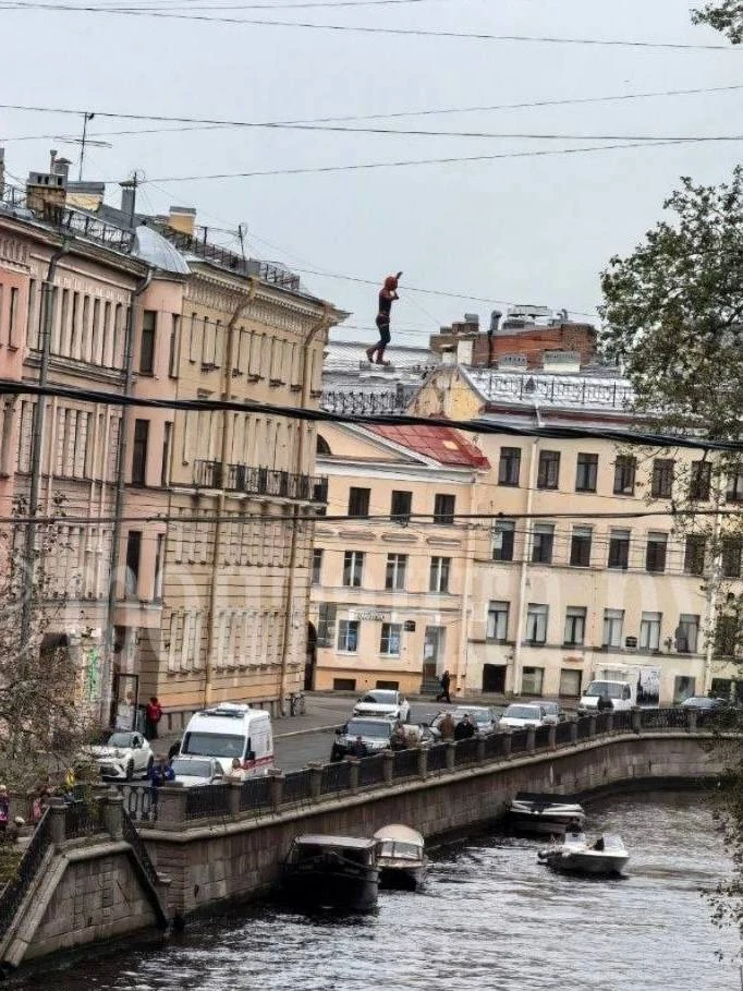 🕷 Жители Петербурга заметили сегодня над городом человека-паука