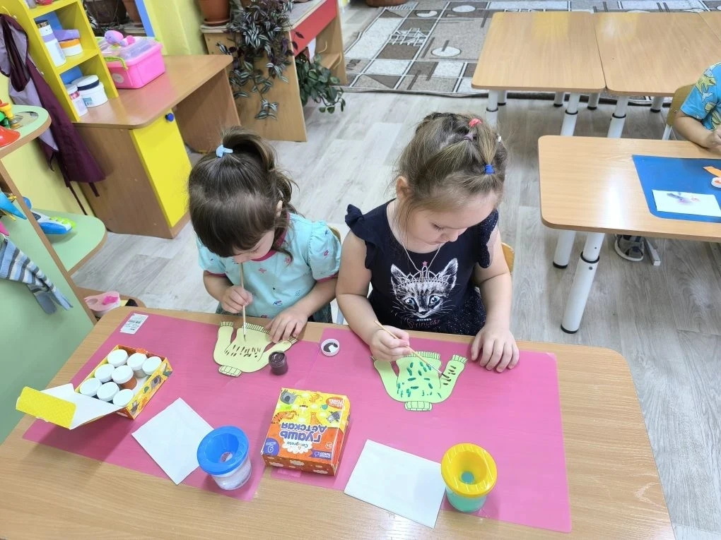 Ребята рисовали «Волшебные узоры на свитерах»