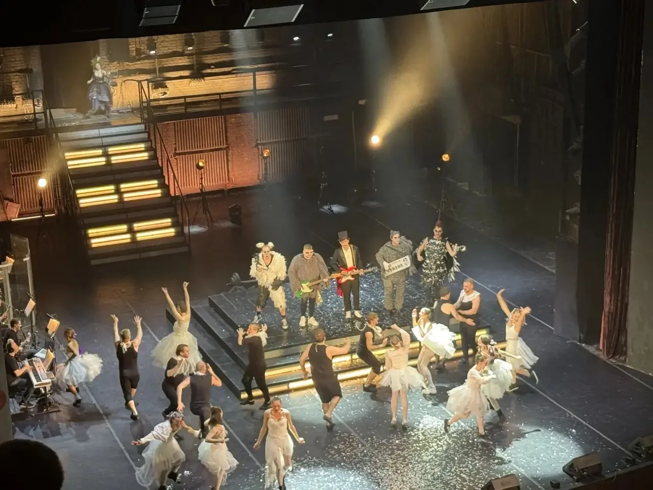 Театральные выходные 🎭  🎵 Наши ученики 5 класса «Г» в эти выходные посетили спектакль «Бременские му