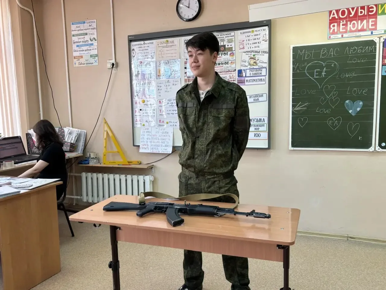 🇷🇺 Уроки мужества в нашей школе  В школе прошли тематические Уроки мужества для обучающихся разных к
