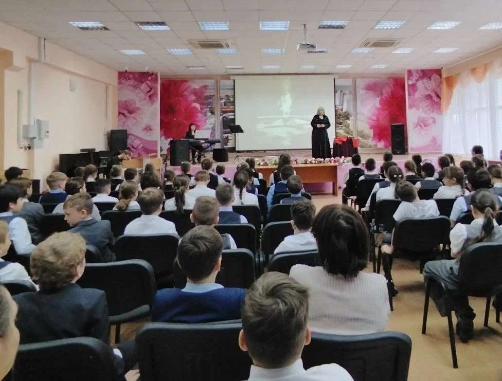 🎭Театр в гостях у гимназии: «Постарайтесь вернуться назад» 🎭  Сегодня в нашей гимназии было по-особе