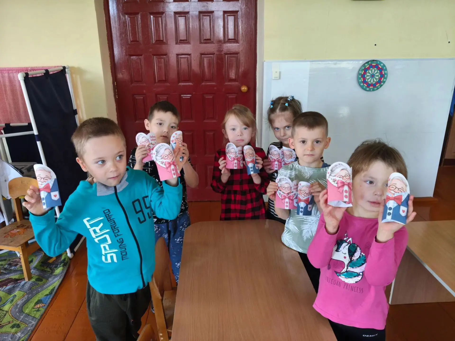 К Международному дню пожилых людей ребята старшей группы сделали для своих дедушек и ба...