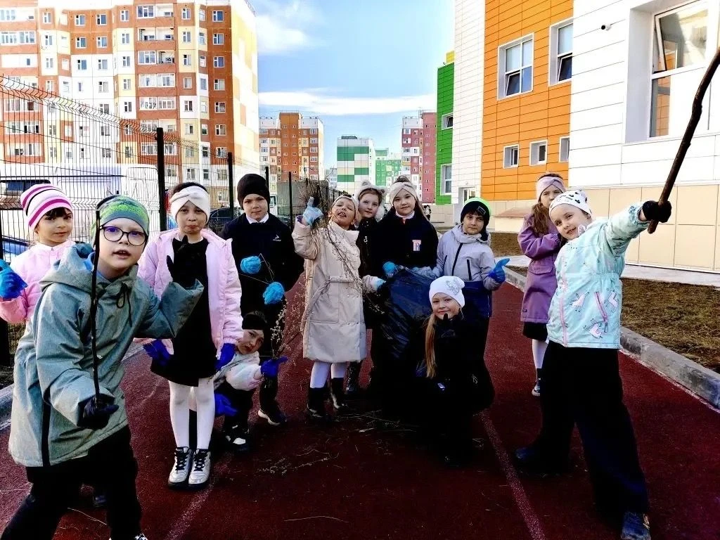 Солнечно на улице, весна-таки вступила в свои полноценные права! На территории Зелёной какая-то сума