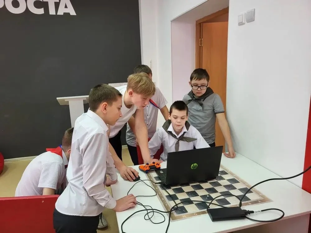 🔥 Сегодня в школе прошёл отборочный этап «Зарница 2.0»! В торжественной обстановке директор школы об