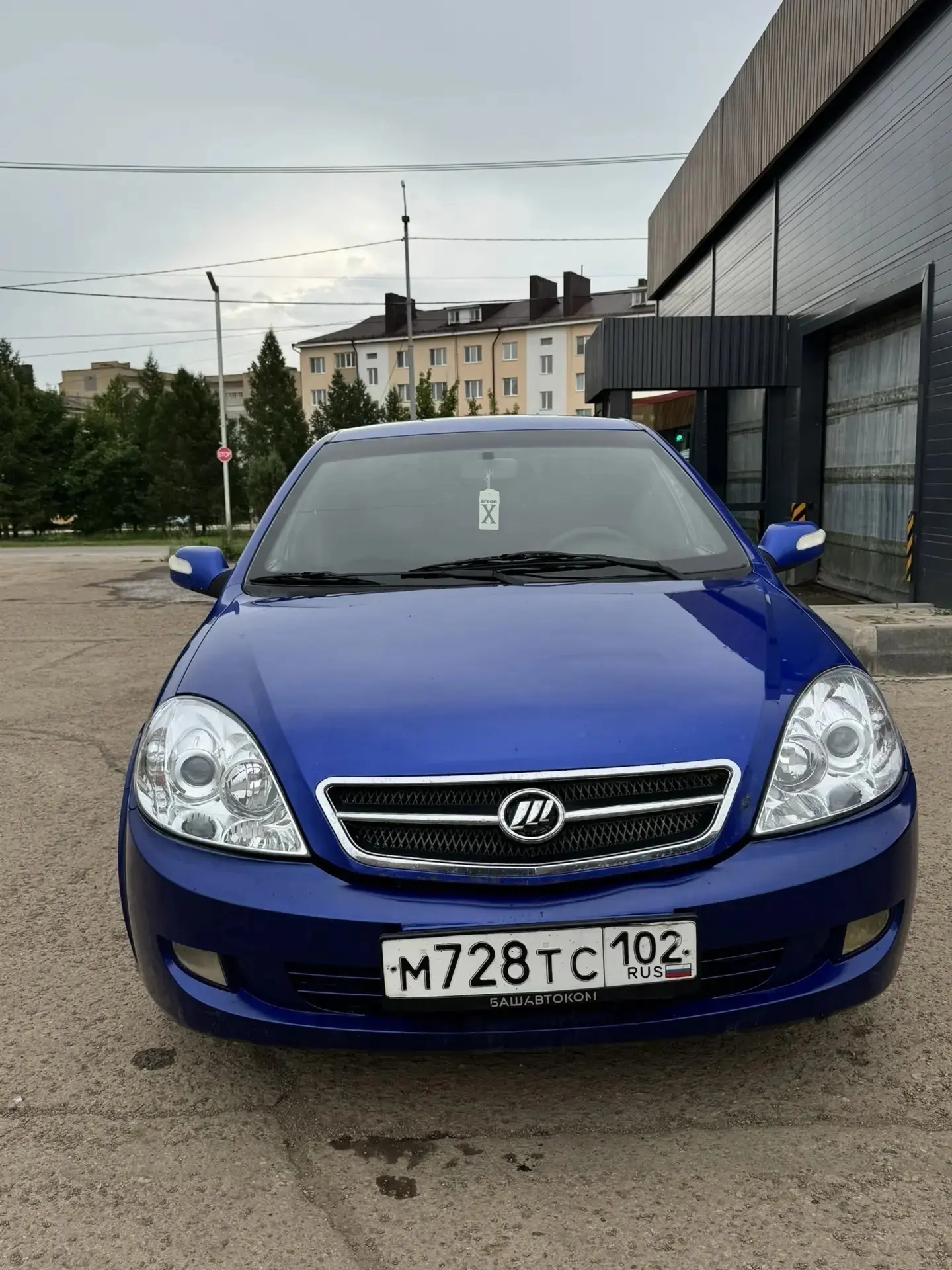 В продаже Лифан Бриз 2010 года с пробегом 181000 км . Хороший сохран кузова , приятный синий цвет . 