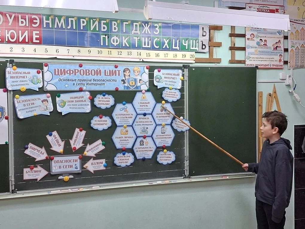 🇷🇺Утро понедельника в нашей школе началось с поднятия флага Российской Федерации и традиционного уро