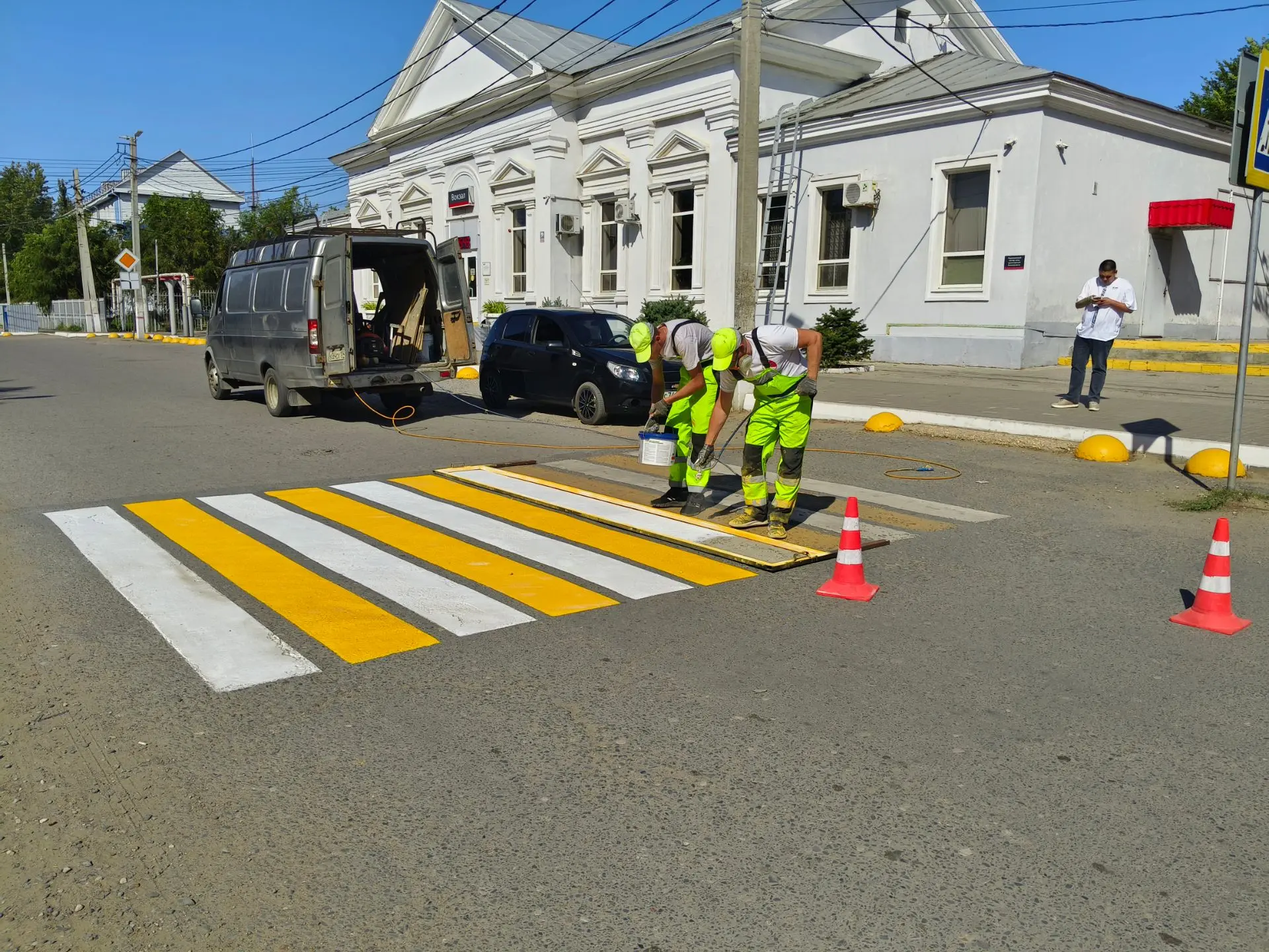 В рамках благоустройства поселка и обеспечения дорожной безопасности производится обнов...
