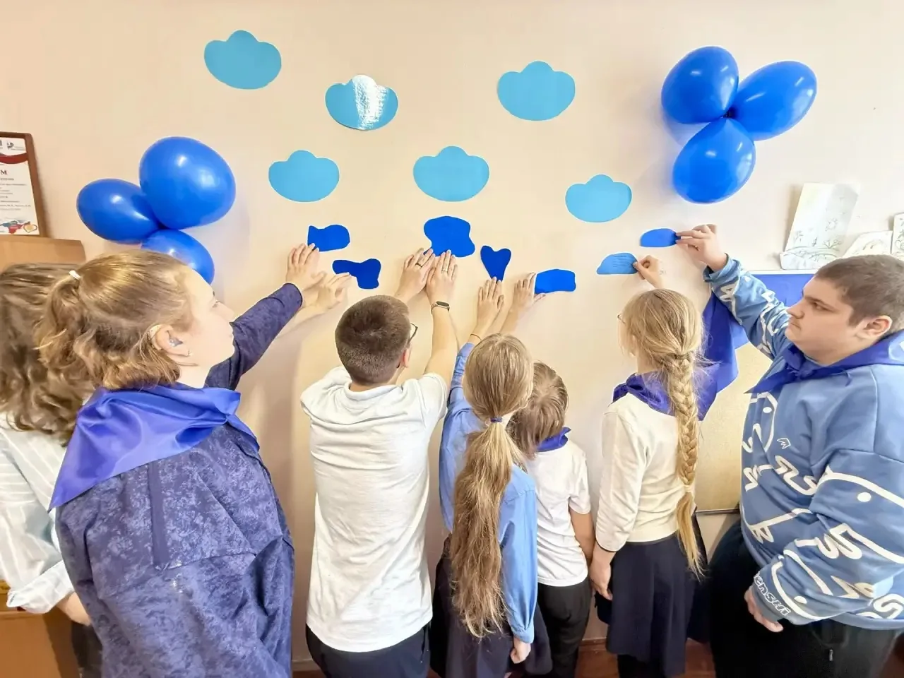 💙 Школьный корпус «Ника» продолжает участвовать в акции «Подсвети синим»  Ранее в корпусе уже прошло