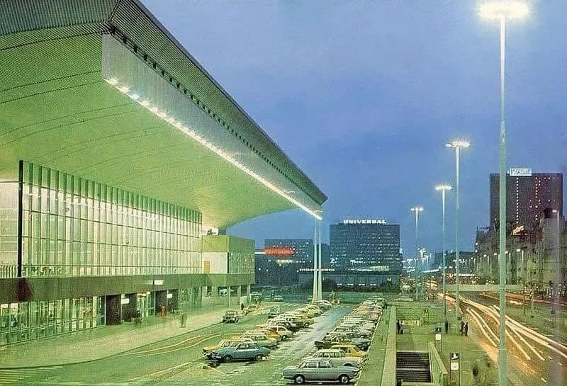 Центральный железнодорожный вокзал Варшавы (Warszawa Centralna). Открыт в 1975 году.