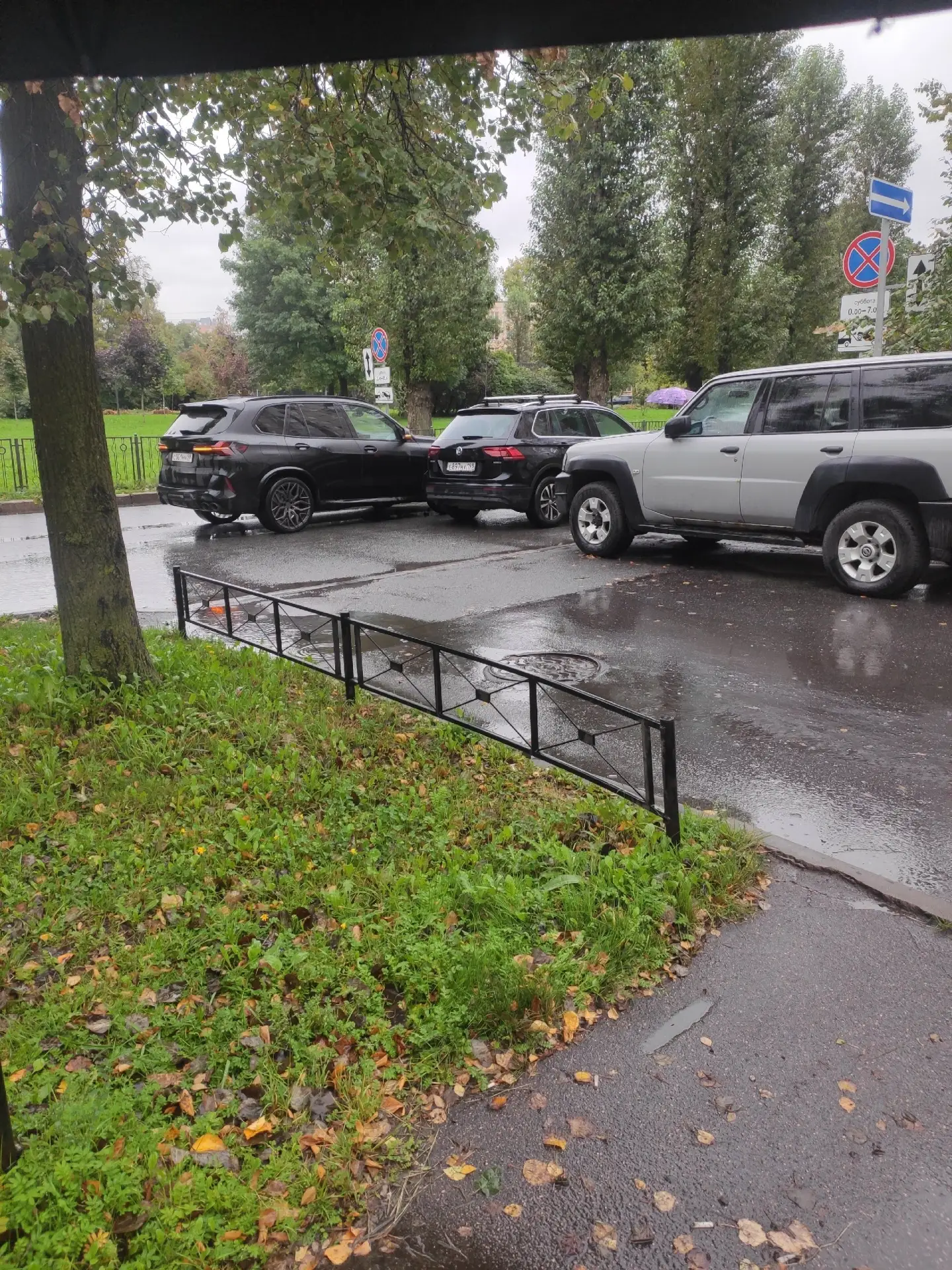 Два одаренных товарища не поделили дорогу и создали огромную пробку на бульваре Новатор...