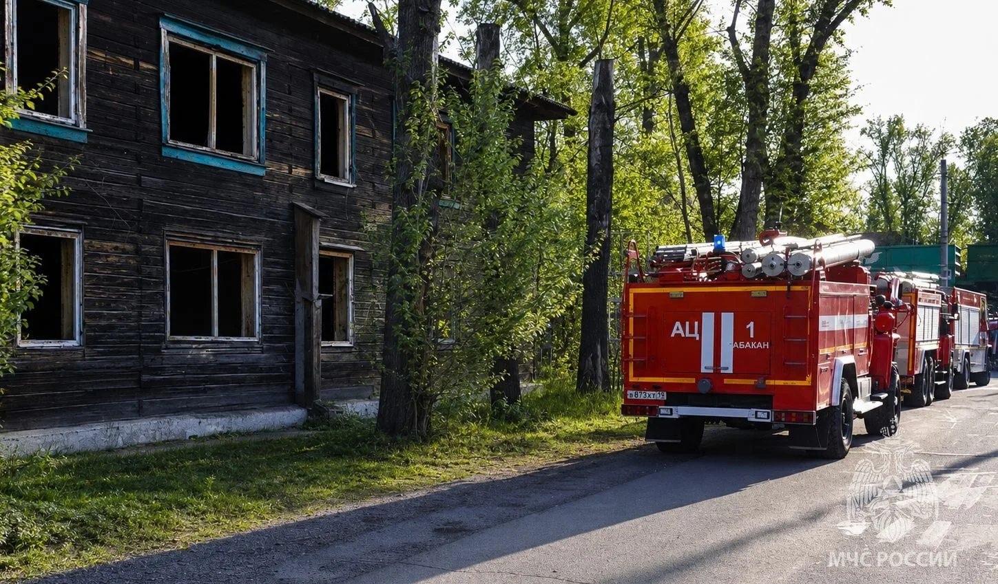 В Абакане тушили автомобиль и расселенный дом