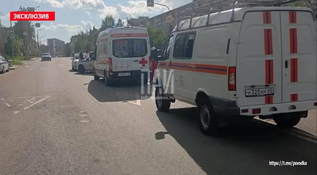 Ребёнок попал под колёса легкового автомобиля на улице Коммунальной в Пскове. ДТП произошло недалеко
