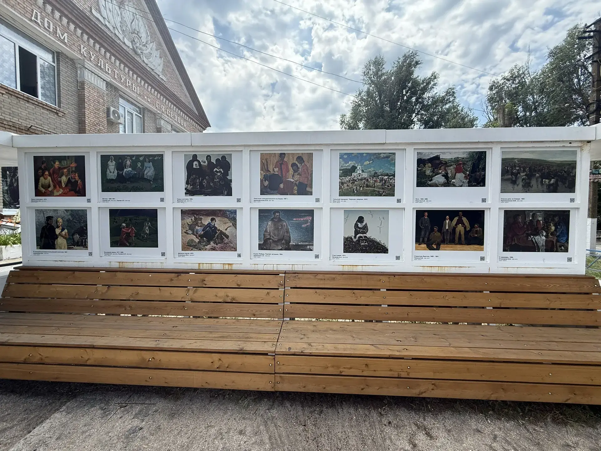 В МБУ «Седовский ЦКД» открылась  выставка, приуроченная к Году единства народов России,...