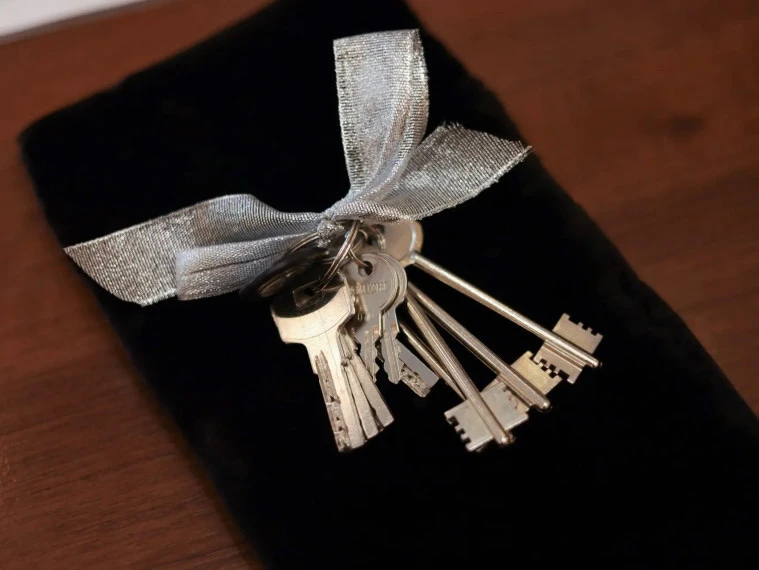 🔑 В Корсакове вручили ключи от квартир детям-сиротам и детям, оставшимся без попечения родителей.  Н