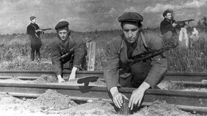 Партизаны отряда «Народный мститель» Темкинского района минируют железнодорожное полотн...