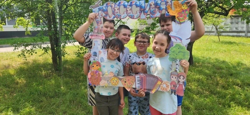 Дневник лагеря.
День России!

11 июня в лагере «Патриот» МАОУ Алабинской школы день был приурочен к 