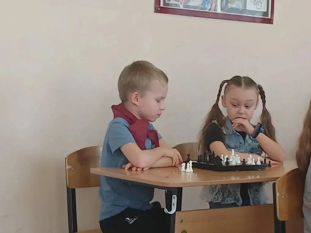 Доброе утро ☀️   ♟️ Шахматный турнир среди 1–2 классов: первые победы!  Вчера в нашей школе прошёл з