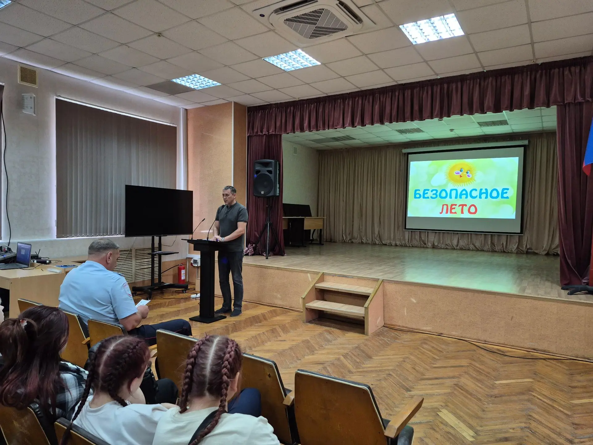 «Безопасное лето»
 
В рамках цикла мероприятий «Безопасное лето» преподаватель ОБиЗР Суров В.С.  про