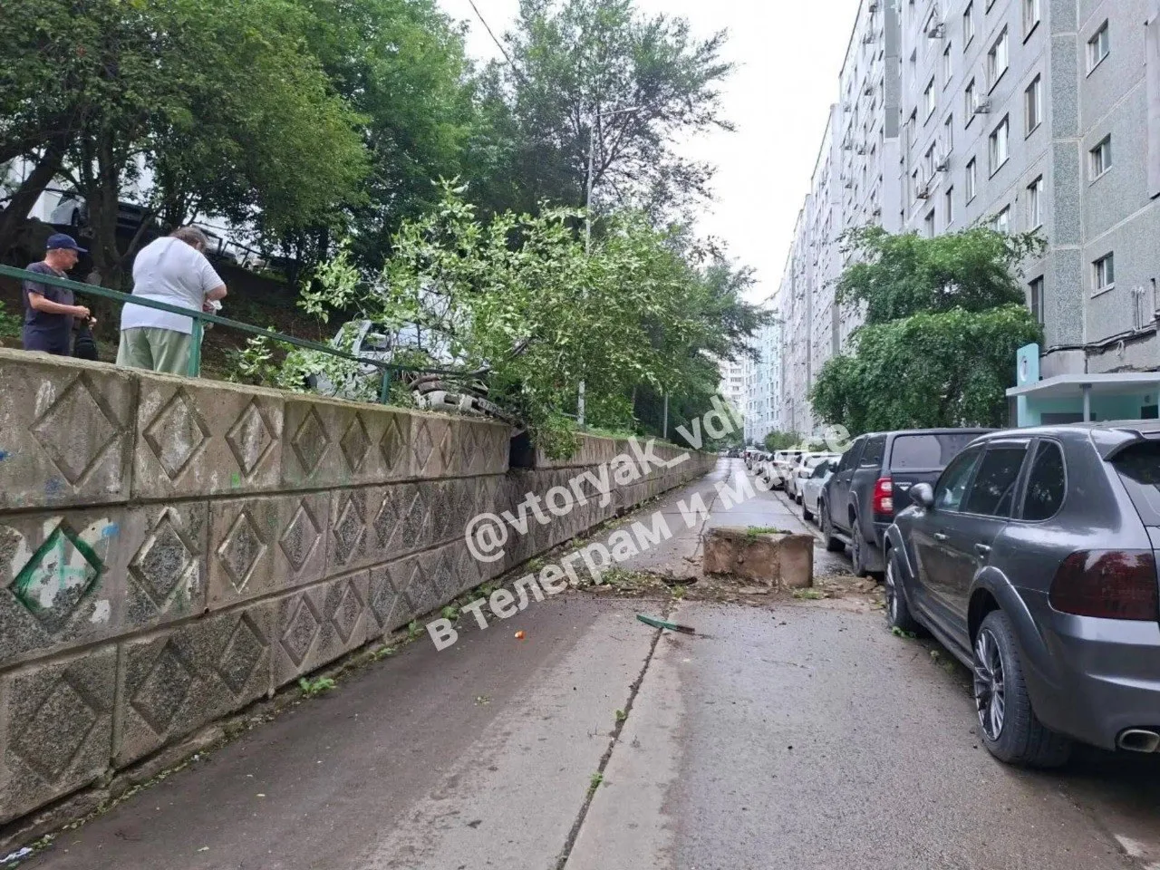 Во Владивостоке в одном из дворов внедорожник слетел с косогора и пробил часть бетонной опоры 

Инци
