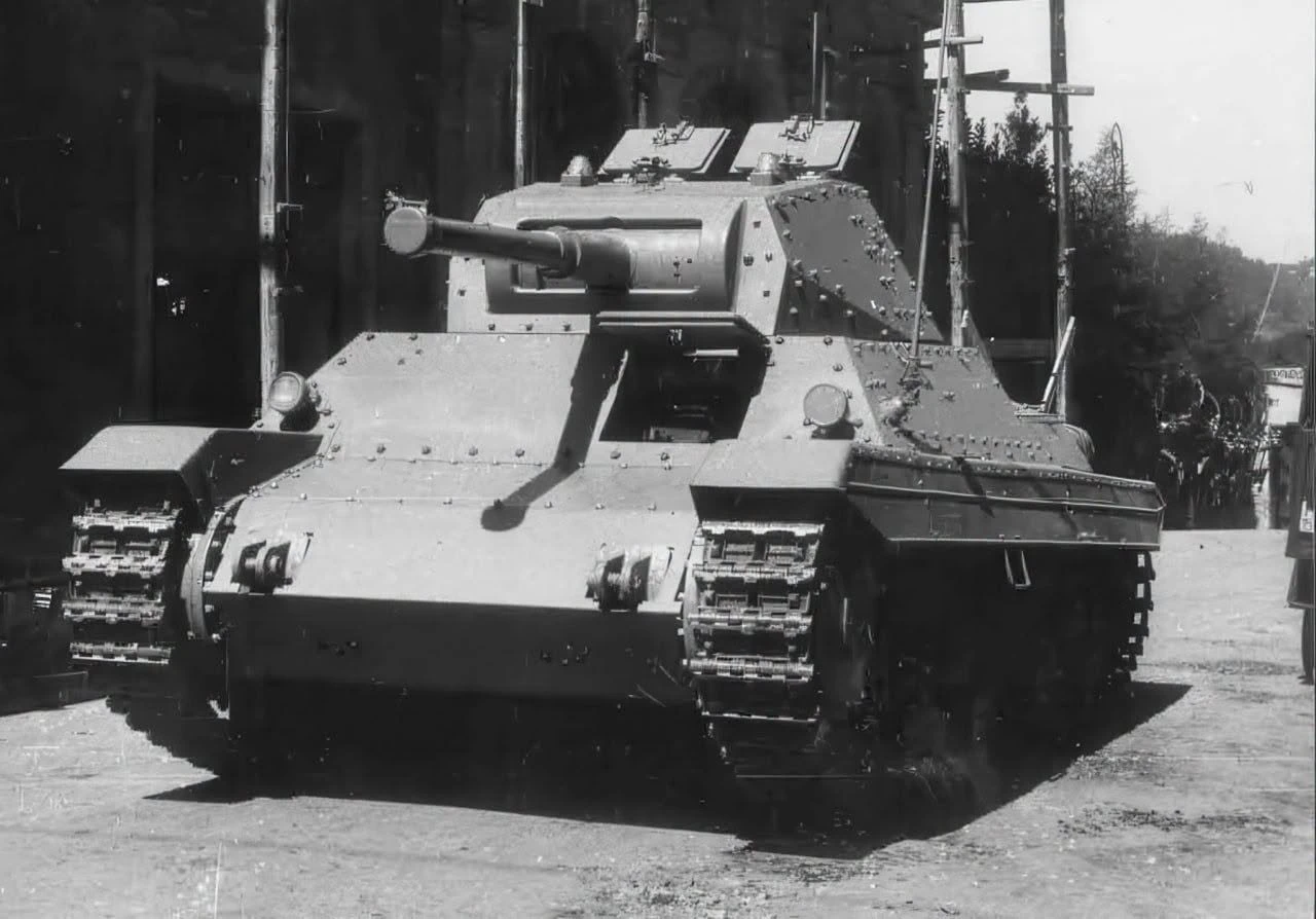 Второй опытный образец итальянского тяжелого танка Carro Armato P 40 в ходе испытаний, ...