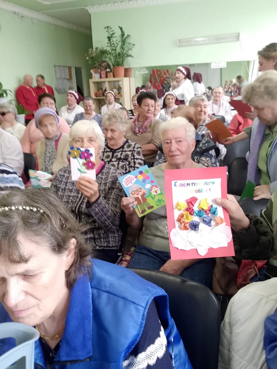 В Большом Истоке День пожилого человека отметили песнями и золотой свадьбой 💍