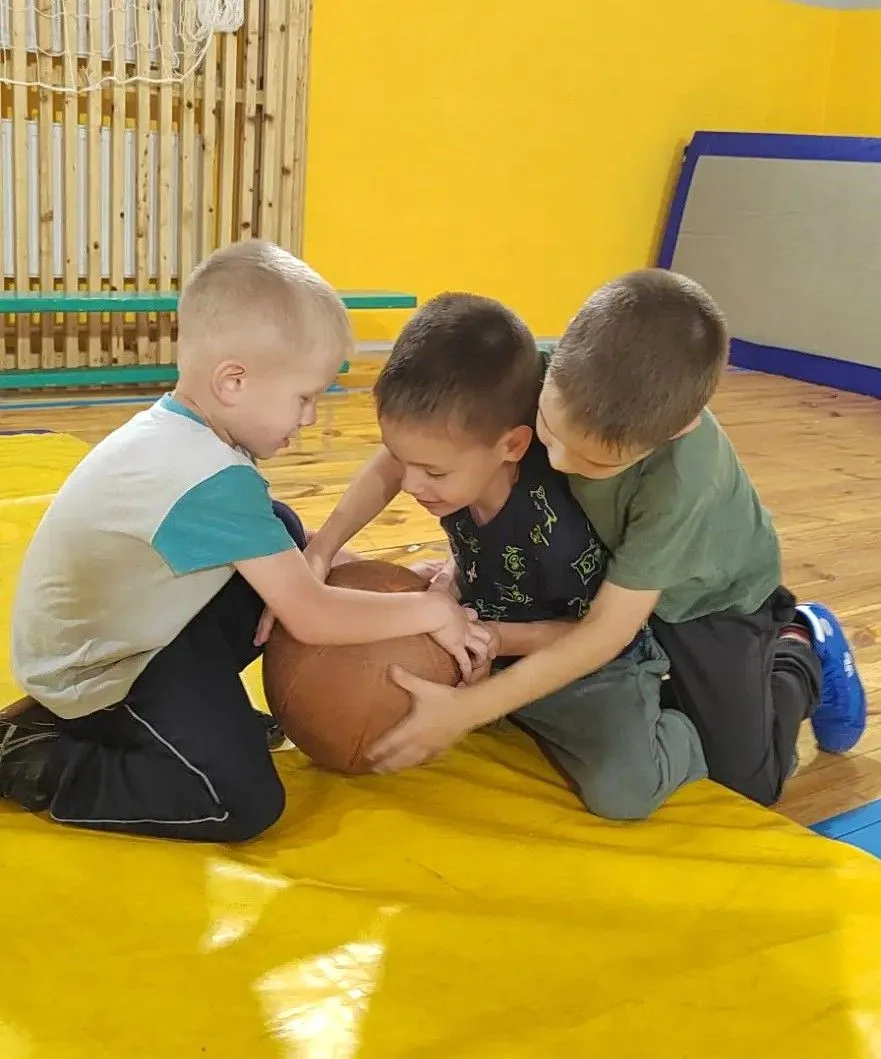 Под руководством тренера были проведены подвижные игры с мячом