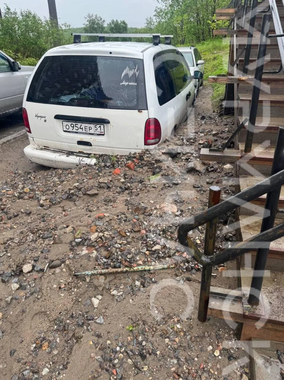 Двор в Мурманске после ливня оказался затоплен грязью

В Мурманском дворе дома №23 на улице Мира сил