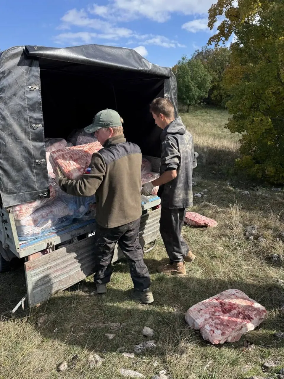 🦅 Более 900 кг мяса оставили для краснокнижных птиц на Чатыр-Даге